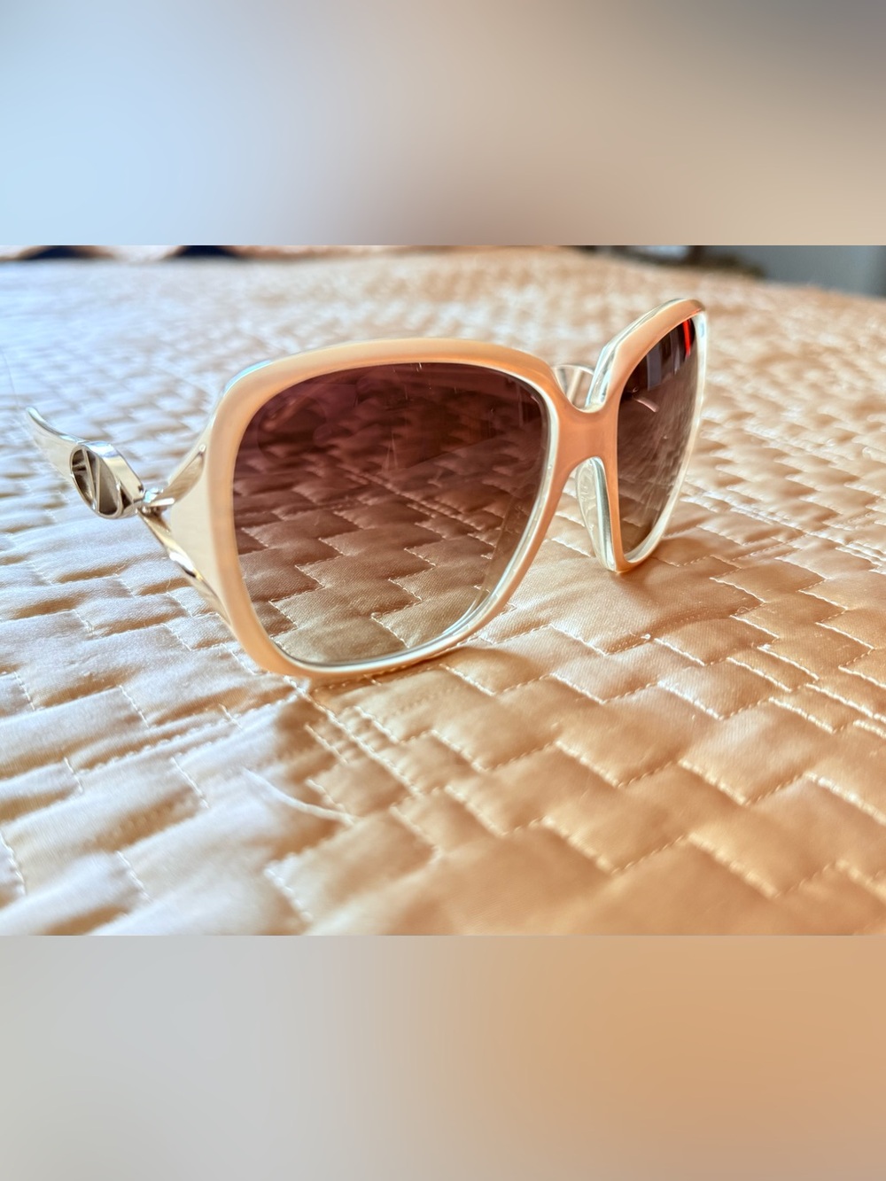 5703/u/s 0IJ2 57/16 125 Vintage Womans Crème Valentino sunglasses